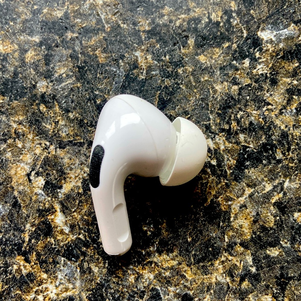 Apple AirPod Pro. Right earbud only. Model A2083. 1st Generation. Mint.